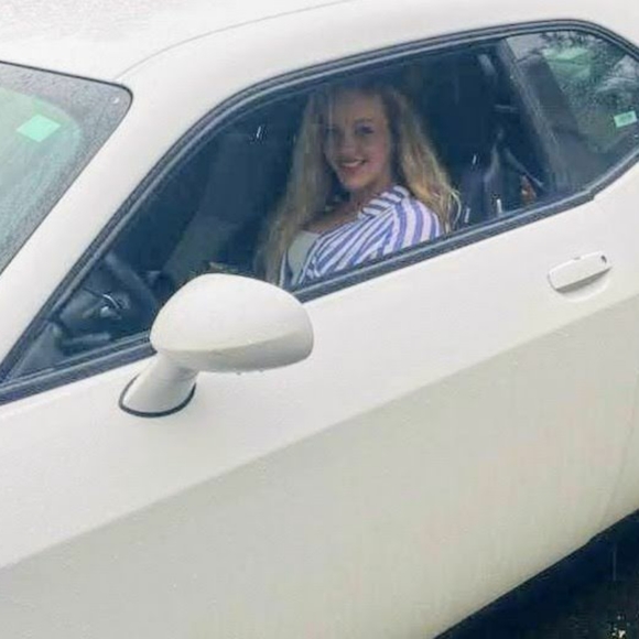 Meet your Posher, Cali - Picture 2 of 4